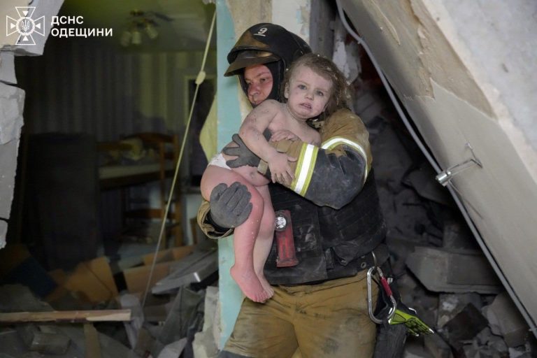 Після обстрілу Одеси дворічну дівчинку та її маму виписали з лікарні (ФОТО)