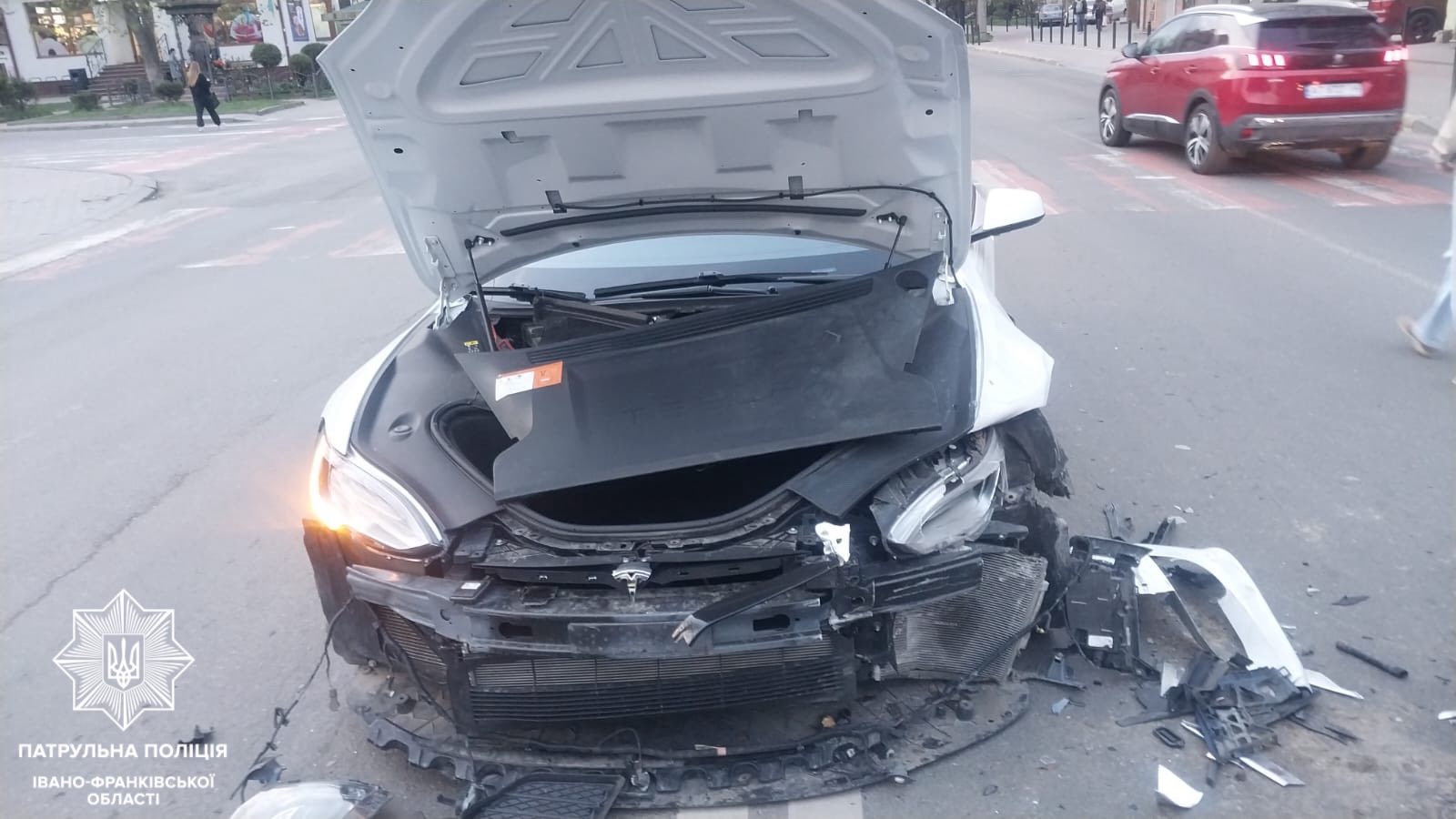 У Франківську водій автомобіля Tesla вчинив ДТП (ФОТО)