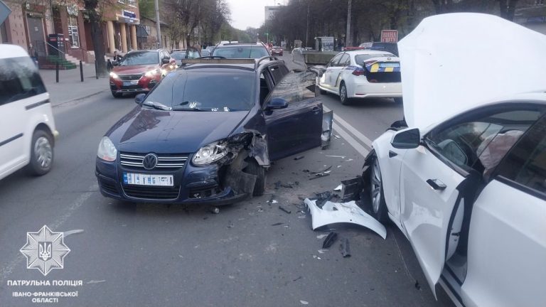 У Франківську водій автомобіля Tesla вчинив ДТП (ФОТО)