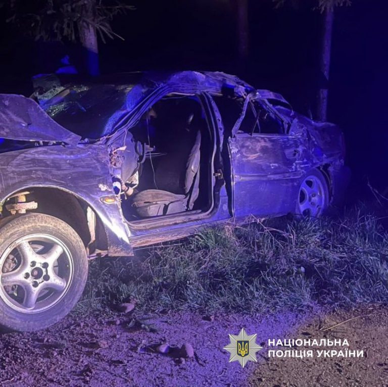 На Коломийщині п'яний водій в'їхав у дерево (ФОТО) 4 На Коломийщині п'яний водій в'їхав у дерево (ФОТО)