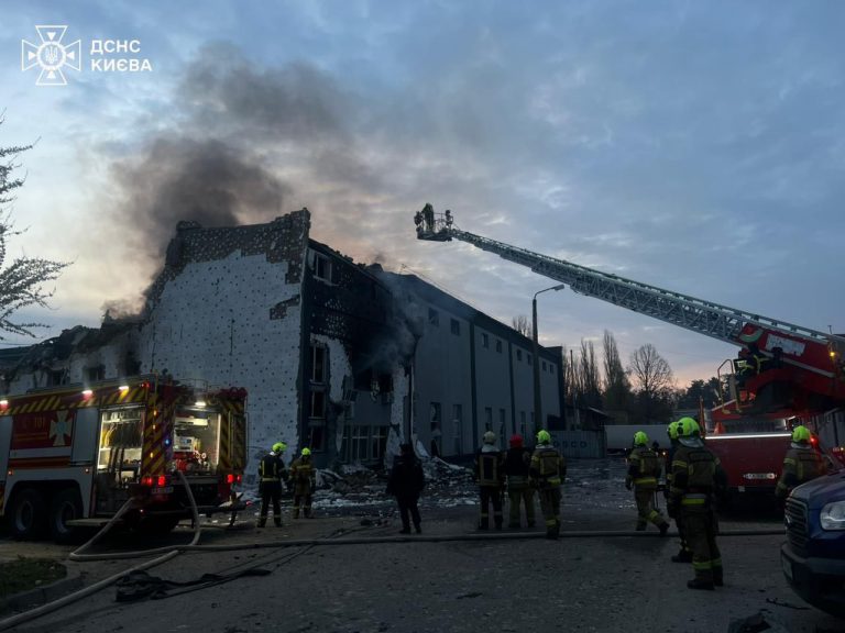 Вночі росіяни атакували Київ: четверо людей загинули (ФОТО) 8 Вночі росіяни атакували Київ: п'ять людей загинули (ФОТО)