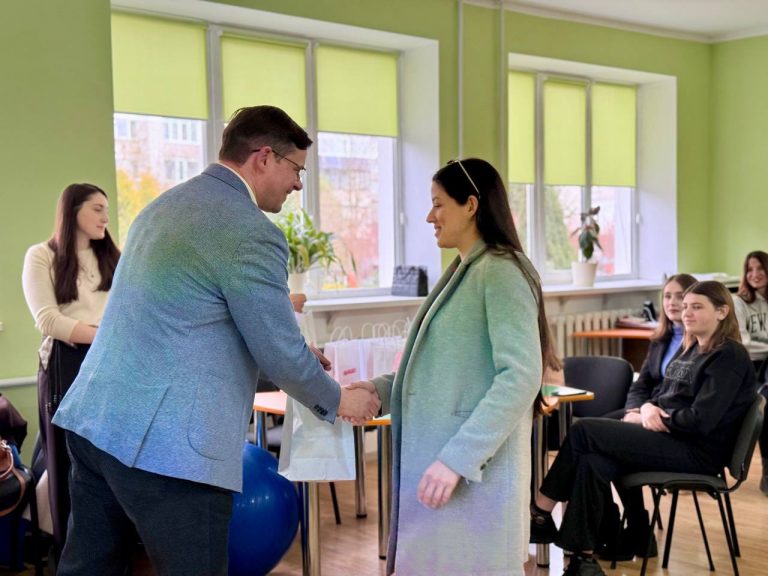 У Калуші запрацювала оновлена «Школа відповідального батьківства» (ФОТО) 5 678897823 1553390503457253 3711955002437935011 n