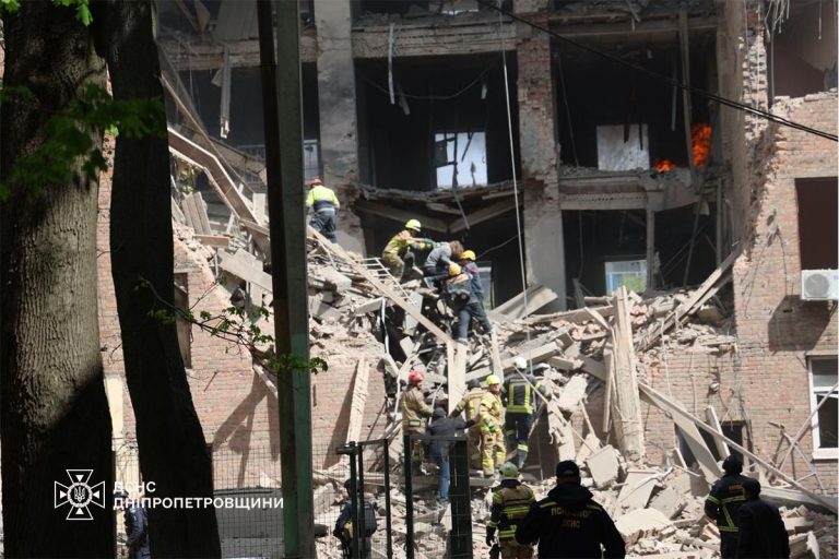 У Дніпрі триває рятувальна операція після російської атаки 25 квітня (ОНОВЛЕНО) 3 Атака на Дніпро: 46 поранених, є загиблі, триває рятувальна операція