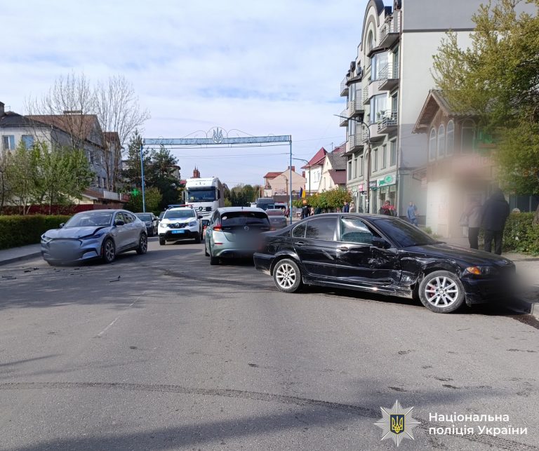 У Богородчанах зіткнулися три автомобілі (ФОТО) 4 685190870 972505372090359 3134564846843404931 n