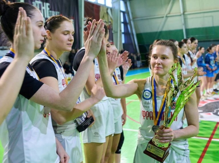 Срібло з характером: «Франківськ-Прикарпаття» стали віцечемпіонками України (ВІДЕО) 4 7 1