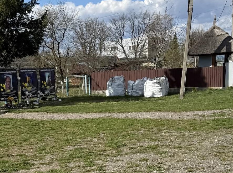 Бруківка стоїть у мішках: громада бореться за благоустрій меморіалу загиблих воїнів у Цуцилові (ФОТО) 4 7fd08097 7bec 4fe1 85fc 744a67986af0