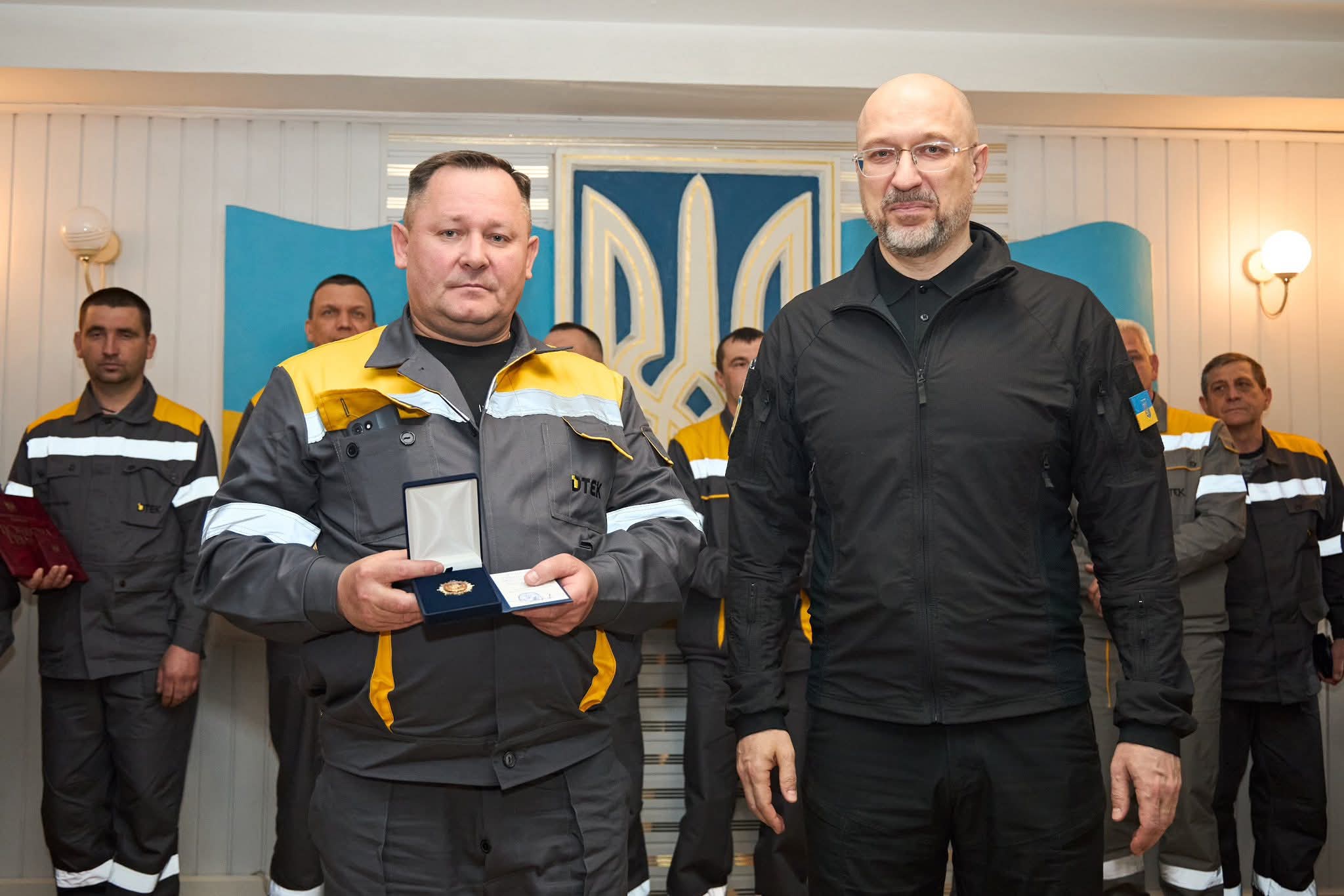 Вони повертали світло в домівки: Денис Шмигаль вручив відзнаки енергетикам Бурштинської ТЕС 4 FB IMG 1775627657218