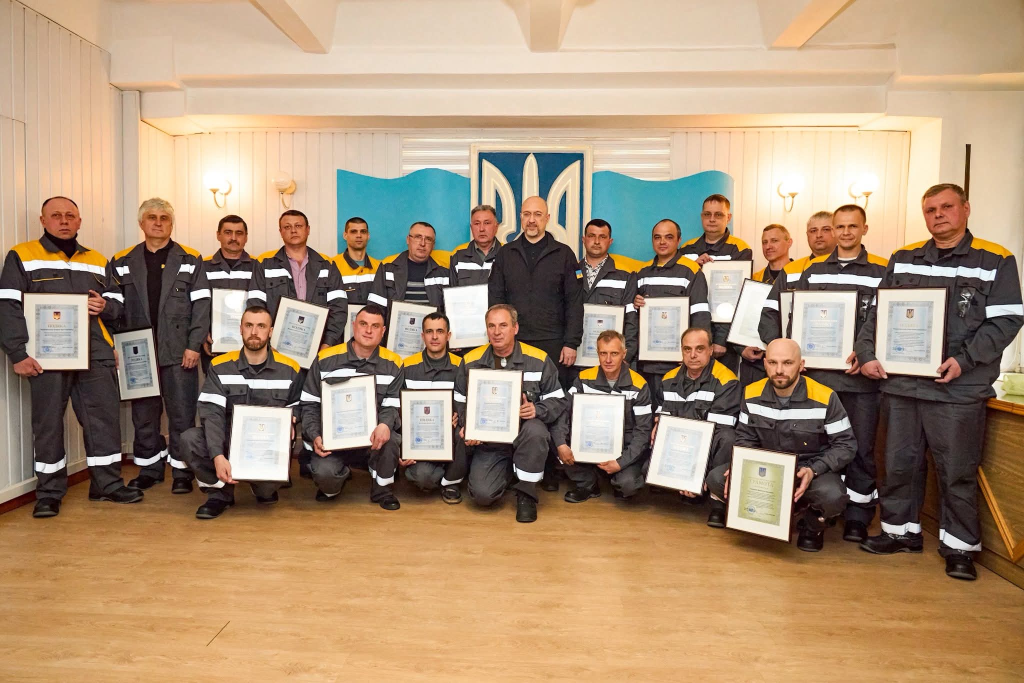 Вони повертали світло в домівки: Денис Шмигаль вручив відзнаки енергетикам Бурштинської ТЕС 2 FB IMG 1775627664358