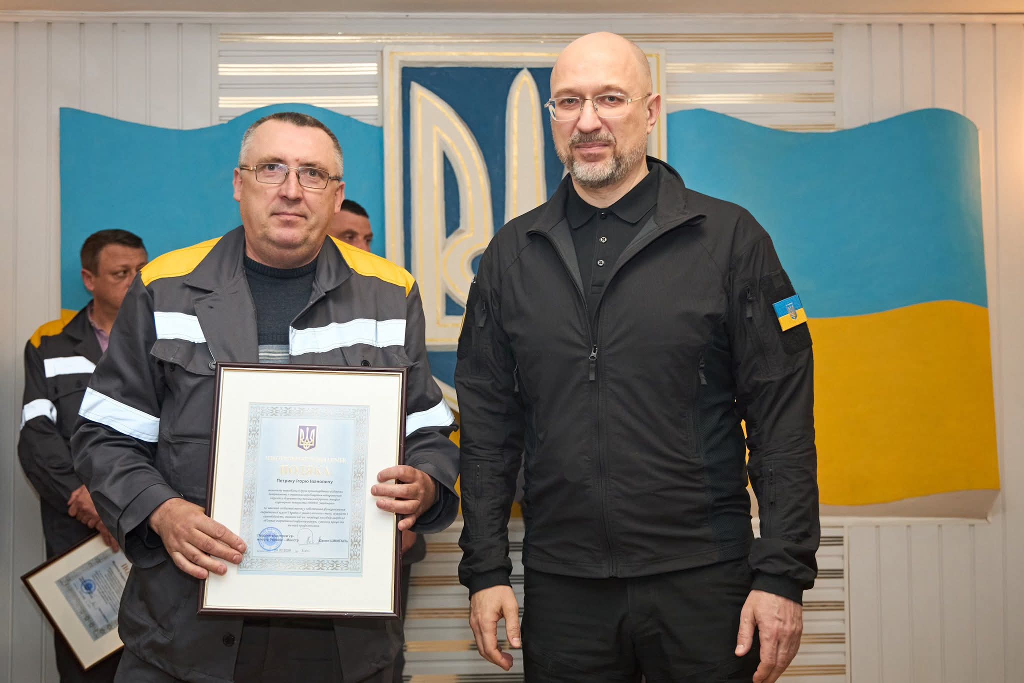 Вони повертали світло в домівки: Денис Шмигаль вручив відзнаки енергетикам Бурштинської ТЕС 10 FB IMG 1775627674476