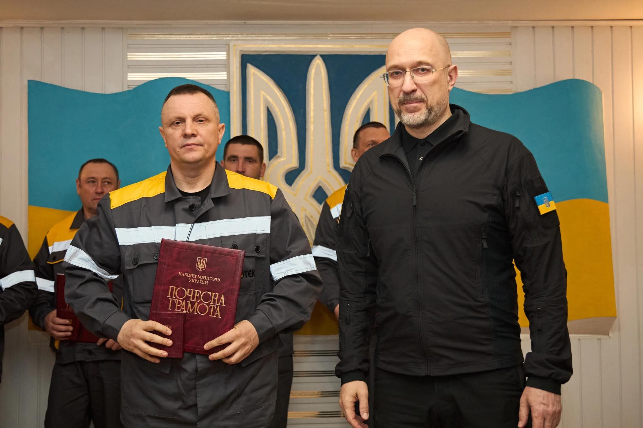 Вони повертали світло в домівки: Денис Шмигаль вручив відзнаки енергетикам Бурштинської ТЕС 3 FB IMG 1775627677912