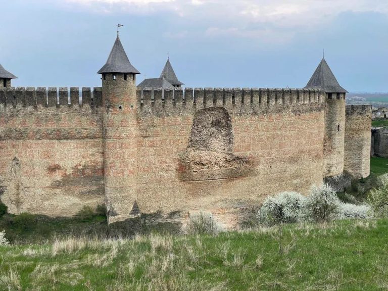 Частково обвалилася велика стіна Хотинської фортеці (ФОТО) 5 FB IMG 1776540656581