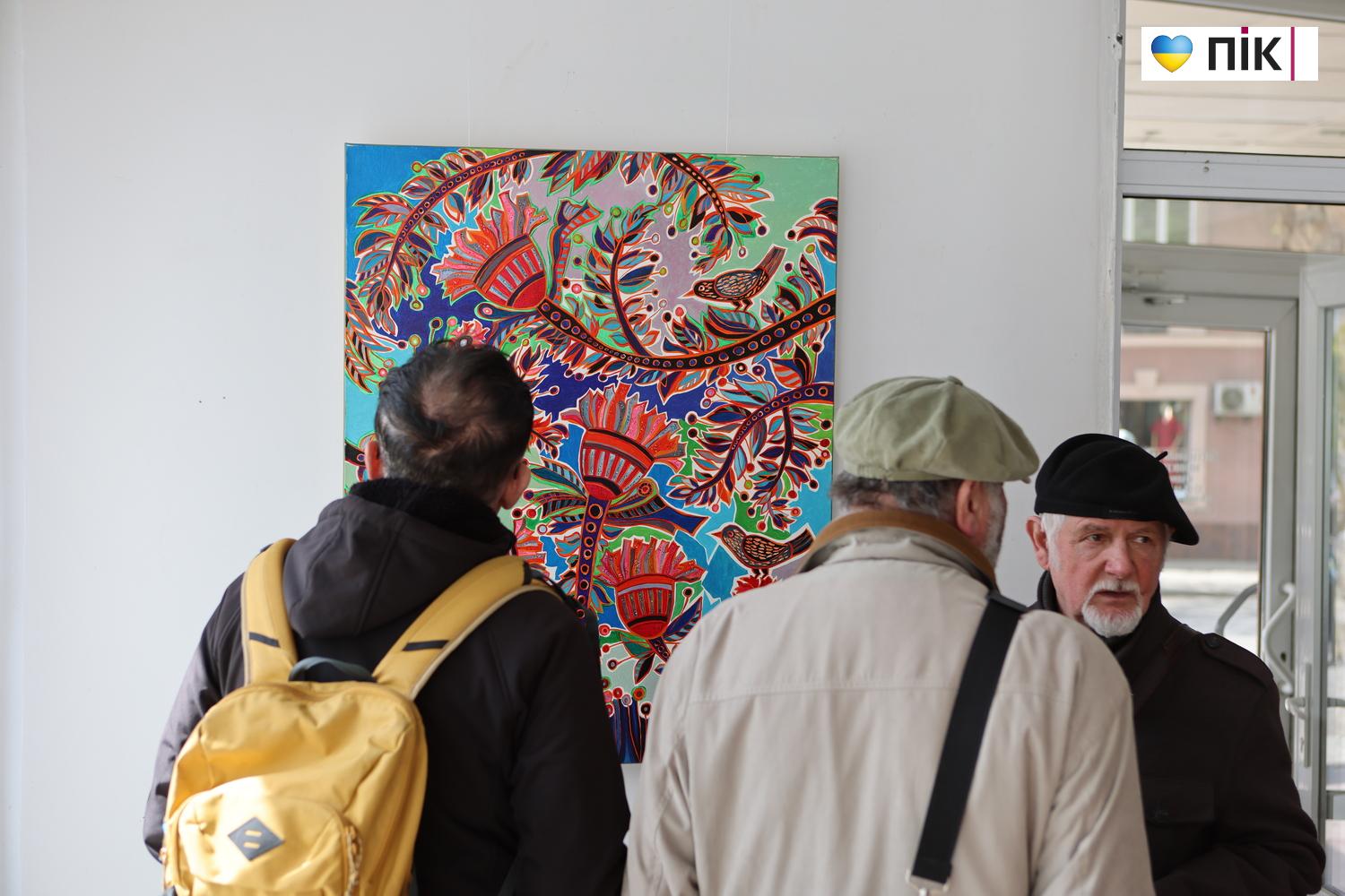 "Квіти і птахи": у Франківську відкрилася виставка художниці Олесі Сікори (ФОТО) 12 G71A0002 resize 1