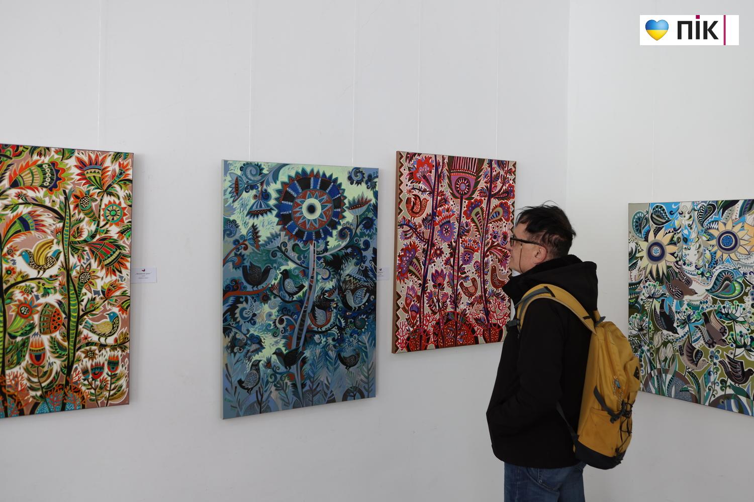 "Квіти і птахи": у Франківську відкрилася виставка художниці Олесі Сікори (ФОТО) 13 G71A0003 resize 1