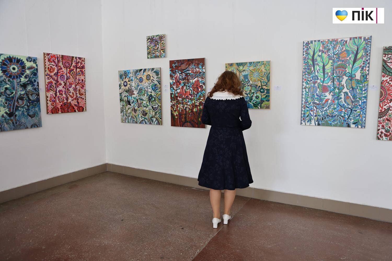 "Квіти і птахи": у Франківську відкрилася виставка художниці Олесі Сікори (ФОТО) 14 G71A0004 resize 1