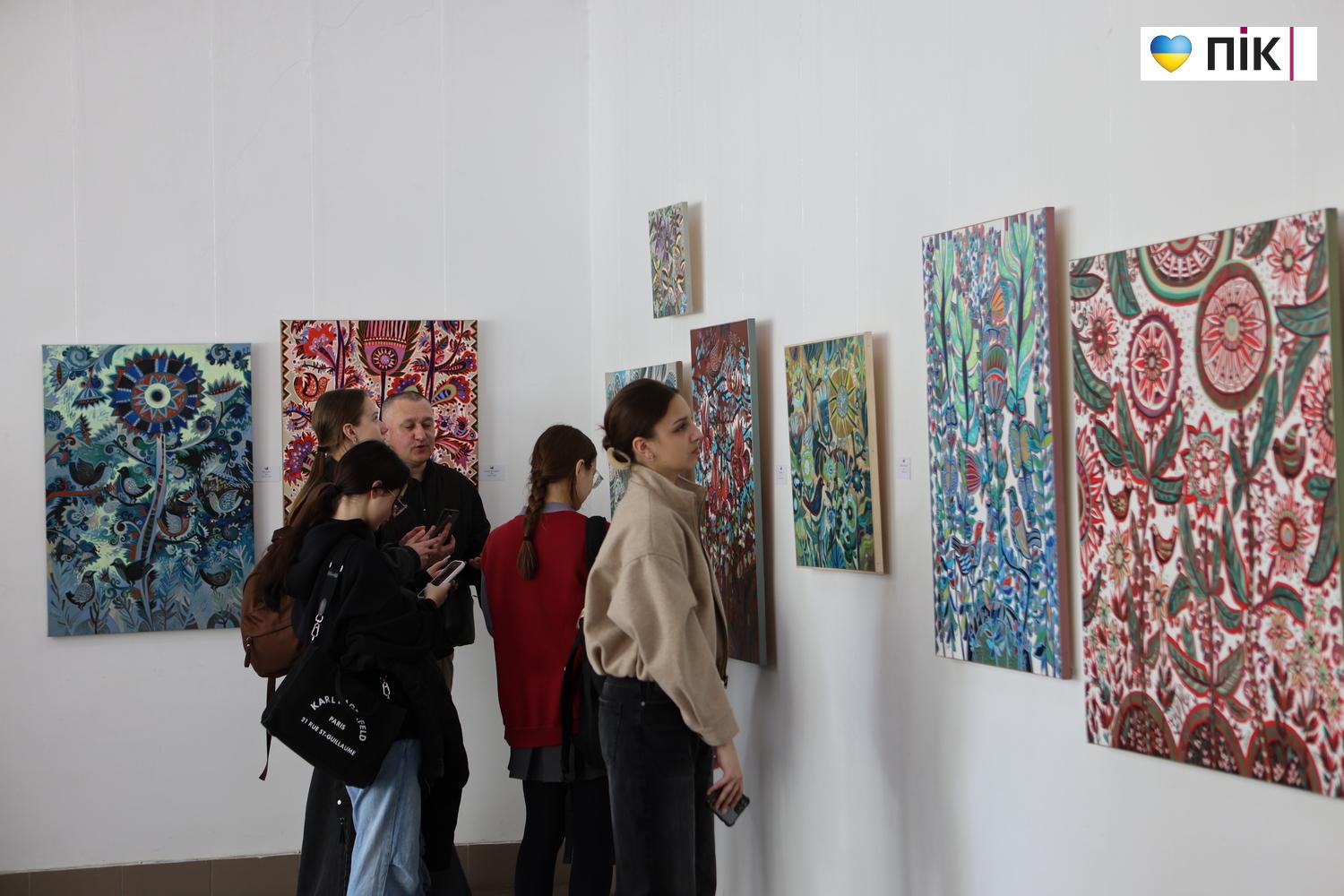 "Квіти і птахи": у Франківську відкрилася виставка художниці Олесі Сікори (ФОТО) 15 G71A0005 resize