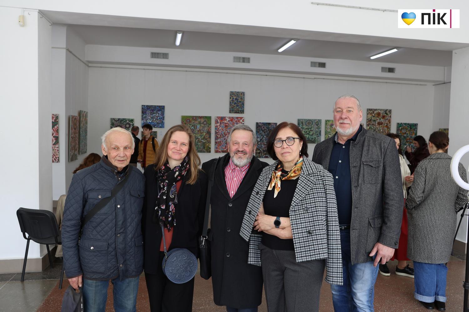 "Квіти і птахи": у Франківську відкрилася виставка художниці Олесі Сікори (ФОТО) 16 G71A0006 resize 1