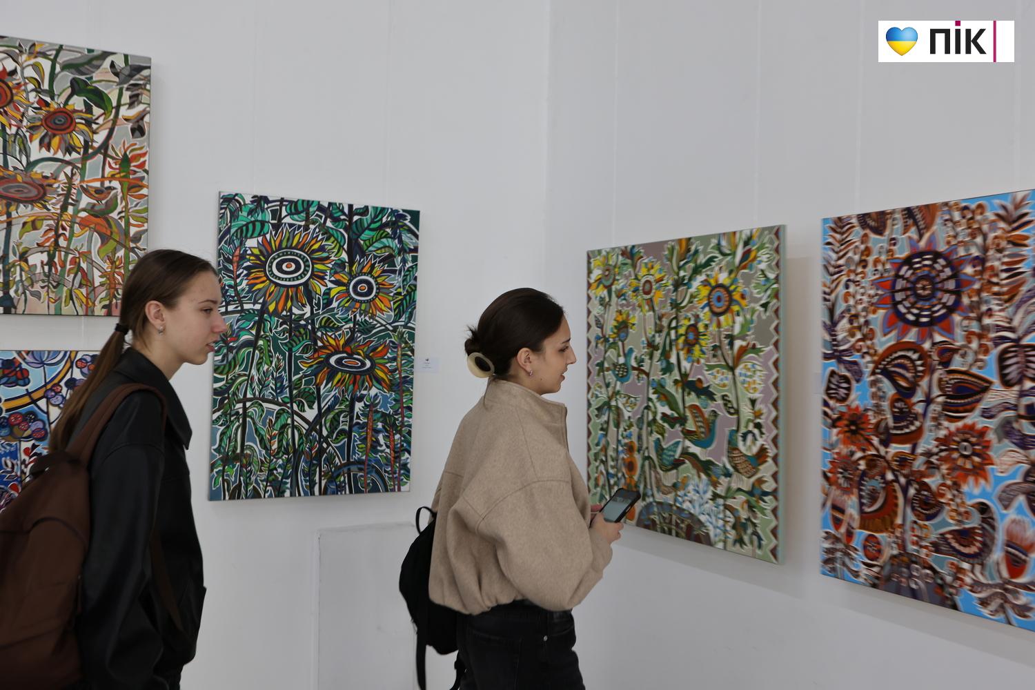 "Квіти і птахи": у Франківську відкрилася виставка художниці Олесі Сікори (ФОТО) 17 G71A0007 resize 2