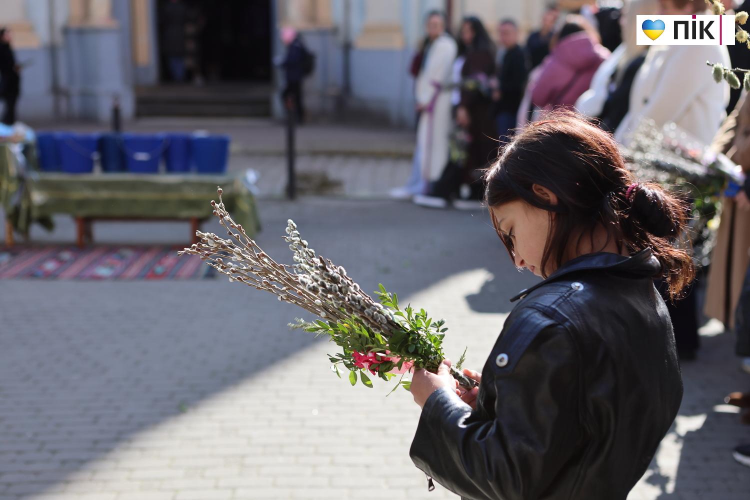 Люди Прикарпаття: Вербна неділя в Івано-Франківську (ФОТО) 8 G71A0012 resize