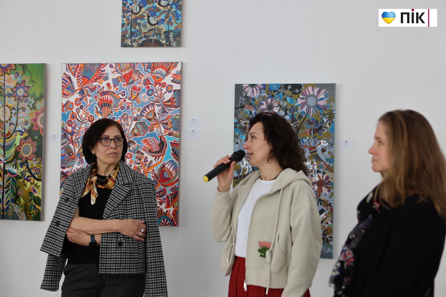 "Квіти і птахи": у Франківську відкрилася виставка художниці Олесі Сікори (ФОТО) 20 G71A0013 resize 1
