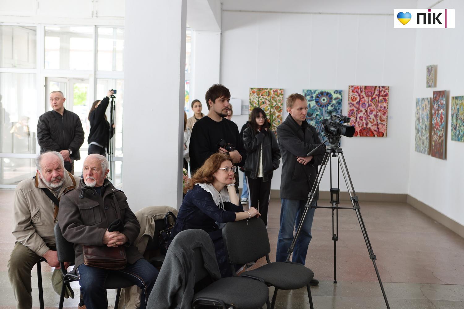 "Квіти і птахи": у Франківську відкрилася виставка художниці Олесі Сікори (ФОТО) 21 G71A0014 resize 1