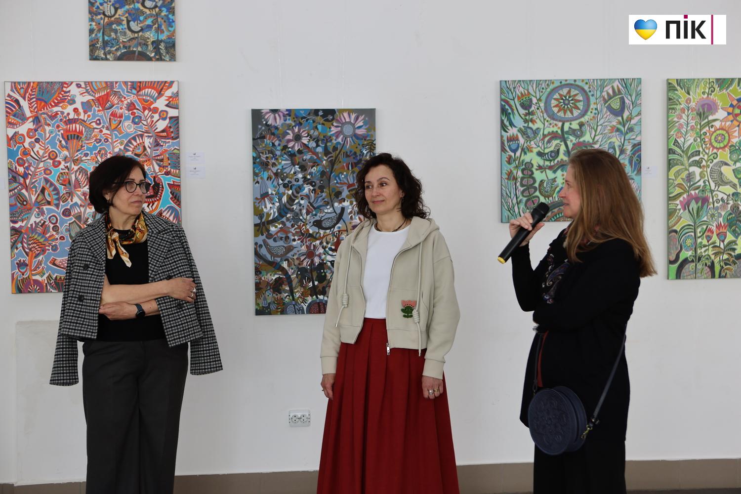 "Квіти і птахи": у Франківську відкрилася виставка художниці Олесі Сікори (ФОТО) 22 G71A0015 resize 1