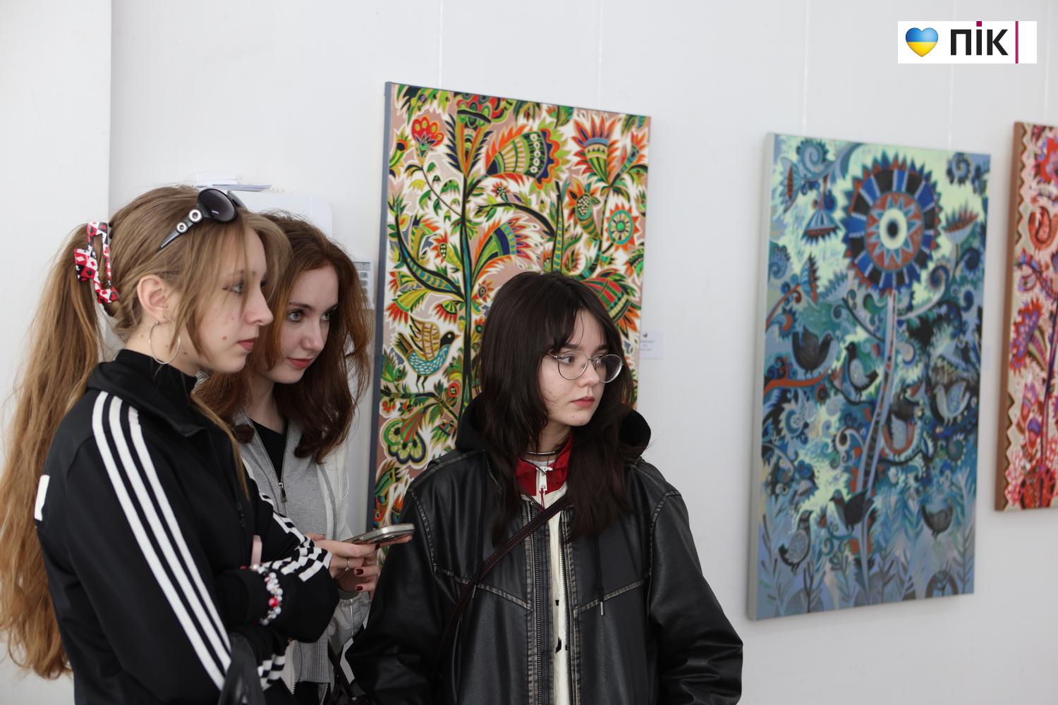 "Квіти і птахи": у Франківську відкрилася виставка художниці Олесі Сікори (ФОТО) 23 G71A0019 resize 1