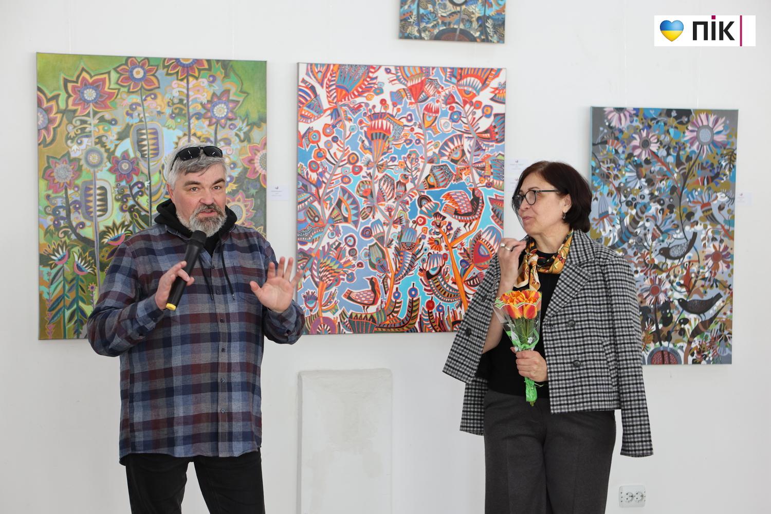 "Квіти і птахи": у Франківську відкрилася виставка художниці Олесі Сікори (ФОТО) 24 G71A0020 resize 1