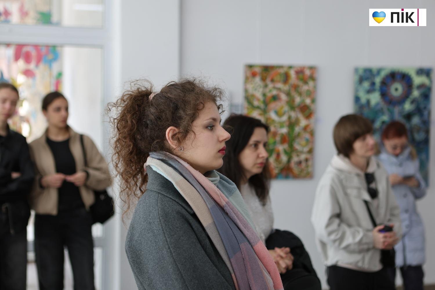 "Квіти і птахи": у Франківську відкрилася виставка художниці Олесі Сікори (ФОТО) 25 G71A0021 resize 1