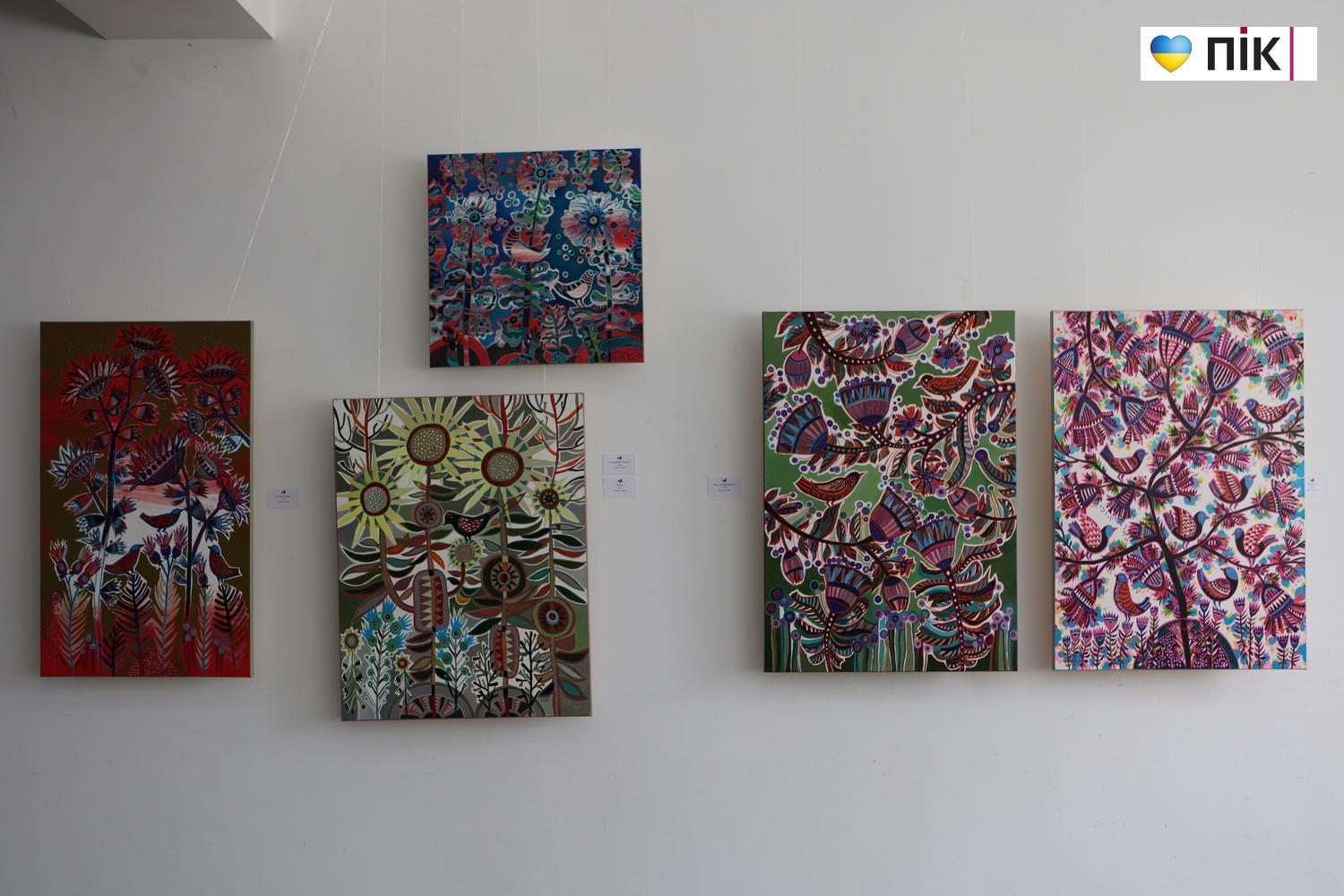 "Квіти і птахи": у Франківську відкрилася виставка художниці Олесі Сікори (ФОТО) 26 G71A0022 resize 1