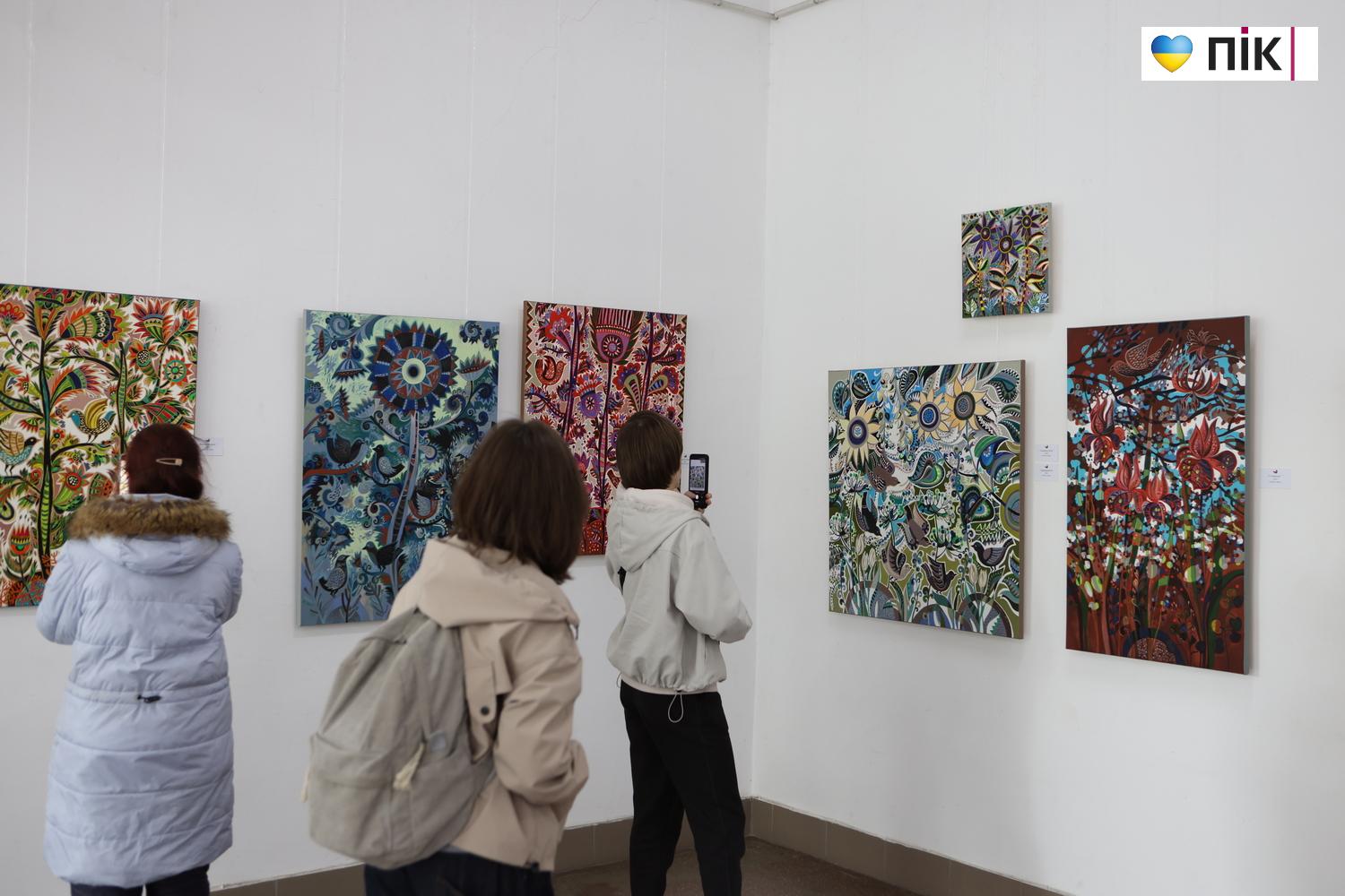 "Квіти і птахи": у Франківську відкрилася виставка художниці Олесі Сікори (ФОТО) 27 G71A0023 resize 1