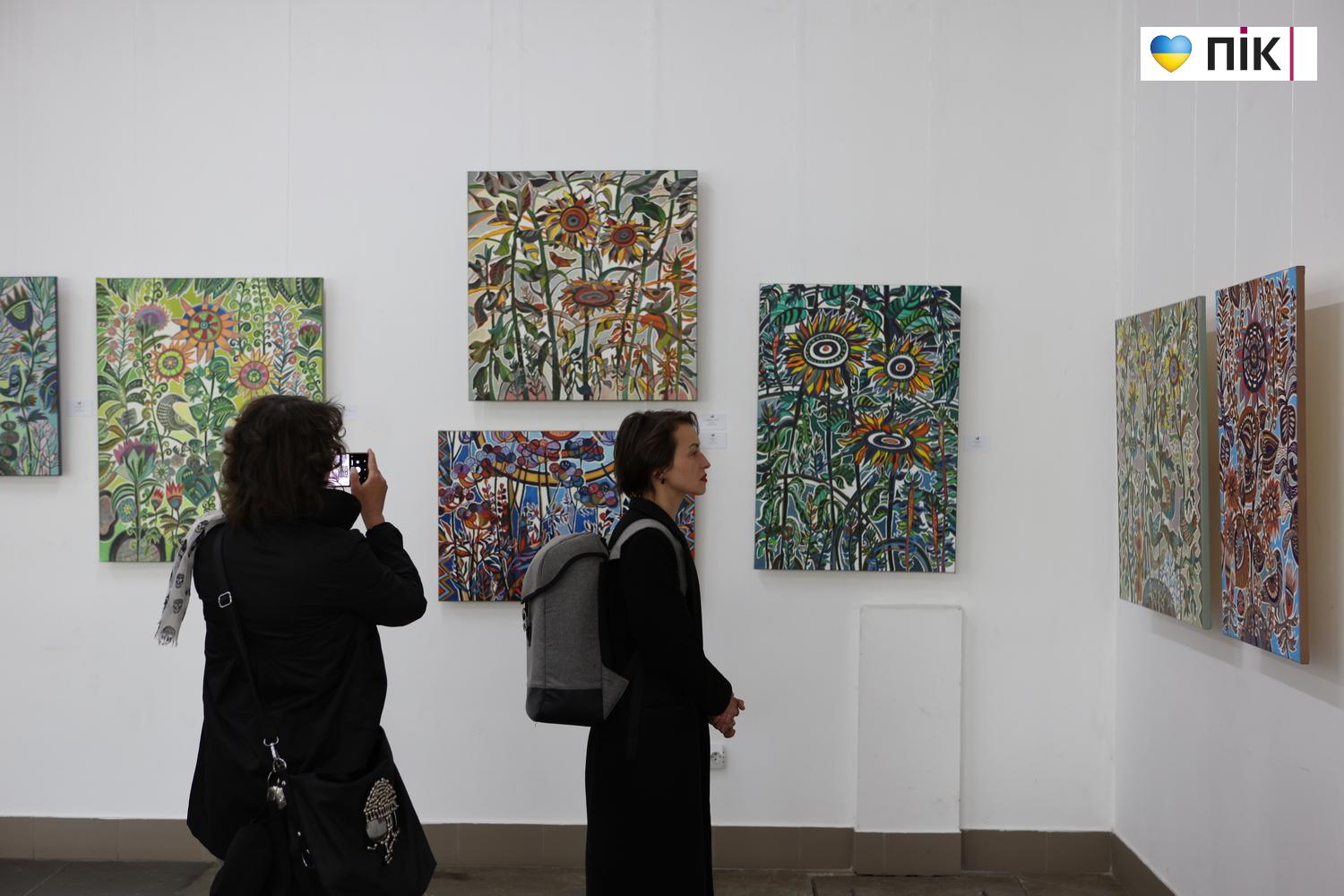 "Квіти і птахи": у Франківську відкрилася виставка художниці Олесі Сікори (ФОТО) 28 G71A0025 resize 1