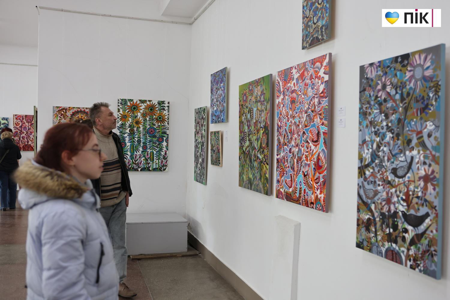 "Квіти і птахи": у Франківську відкрилася виставка художниці Олесі Сікори (ФОТО) 29 G71A0026 resize 2