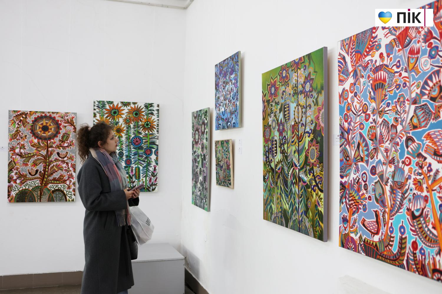 "Квіти і птахи": у Франківську відкрилася виставка художниці Олесі Сікори (ФОТО) 30 G71A0027 resize 1