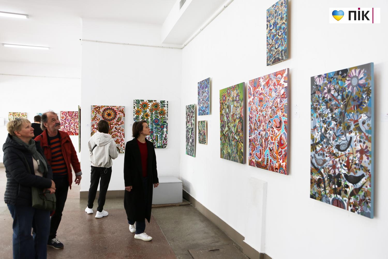 "Квіти і птахи": у Франківську відкрилася виставка художниці Олесі Сікори (ФОТО) 31 G71A0028 resize 1