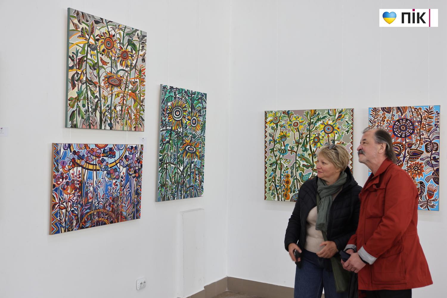"Квіти і птахи": у Франківську відкрилася виставка художниці Олесі Сікори (ФОТО) 33 G71A0032 resize 1