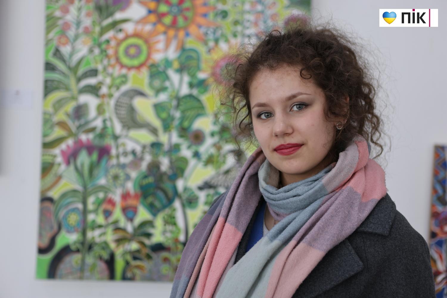 "Квіти і птахи": у Франківську відкрилася виставка художниці Олесі Сікори (ФОТО) 34 G71A0033 resize 1
