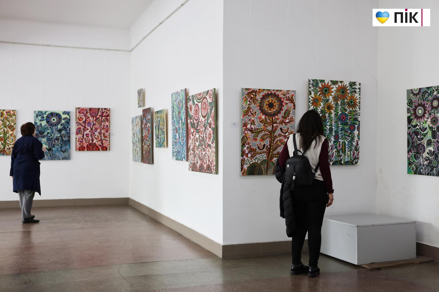 "Квіти і птахи": у Франківську відкрилася виставка художниці Олесі Сікори (ФОТО) 35 G71A0034 resize