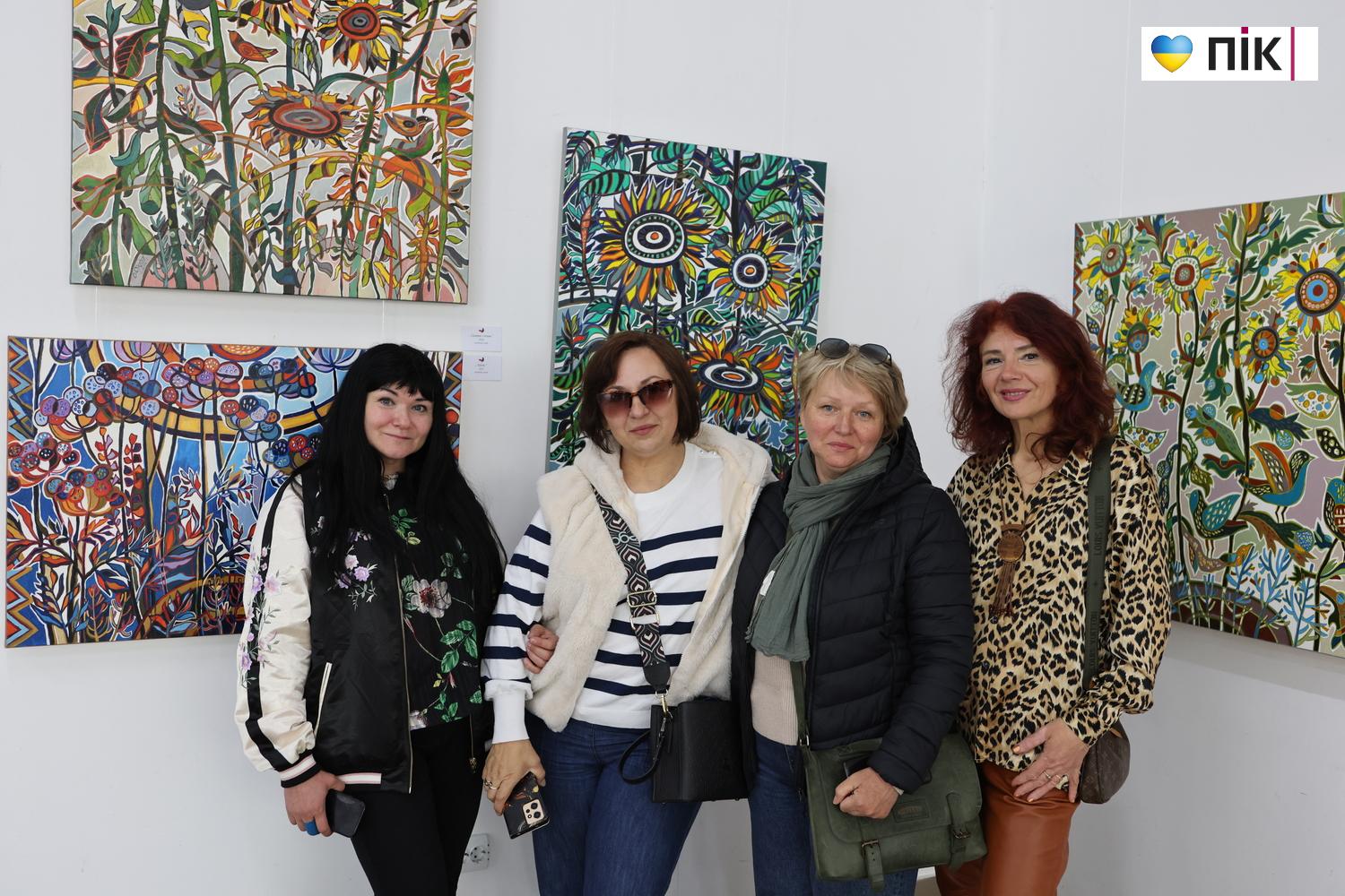 "Квіти і птахи": у Франківську відкрилася виставка художниці Олесі Сікори (ФОТО) 36 G71A0038 resize 1