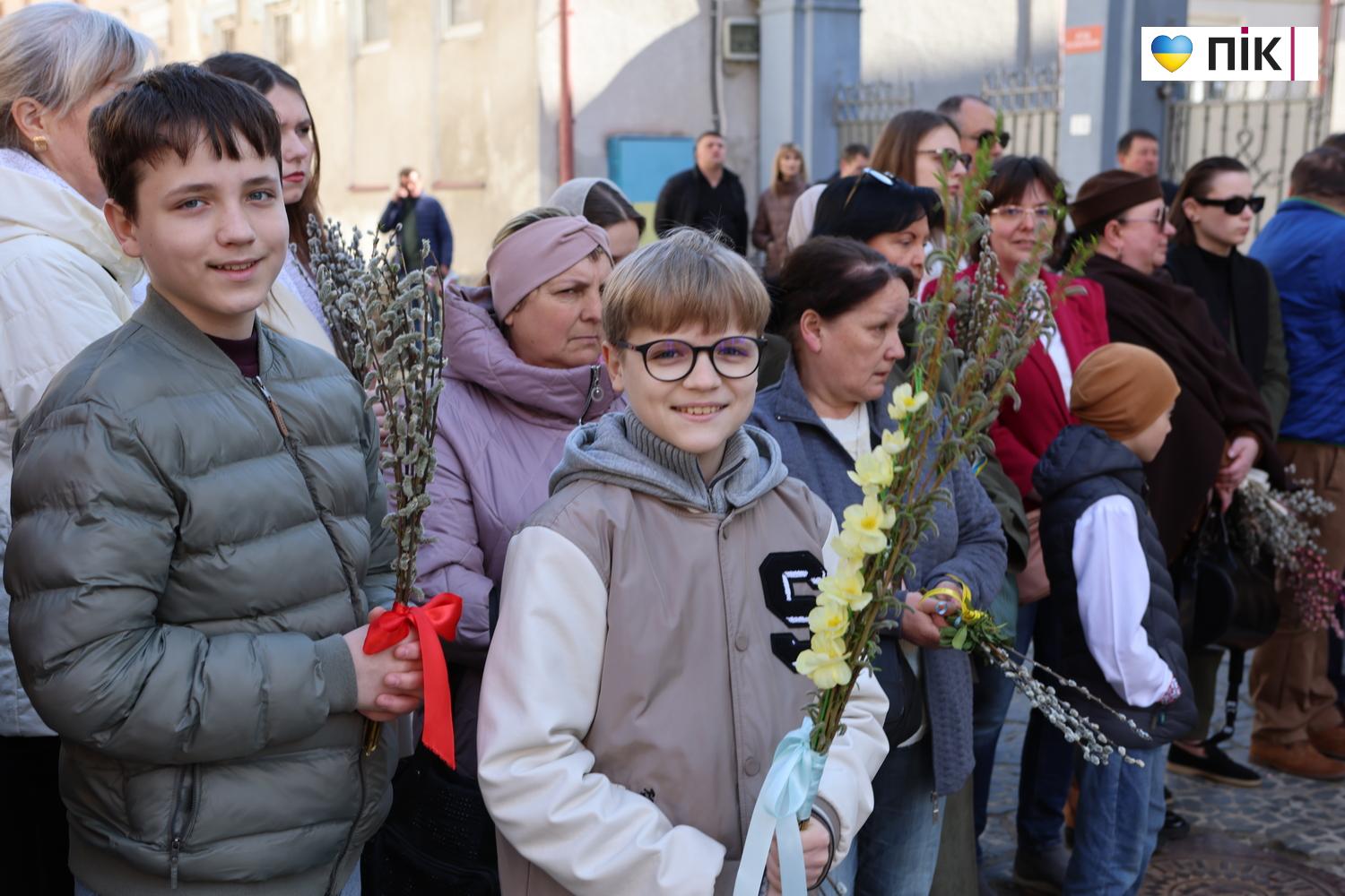 Люди Прикарпаття: Вербна неділя в Івано-Франківську (ФОТО) 11 G71A0129 resize