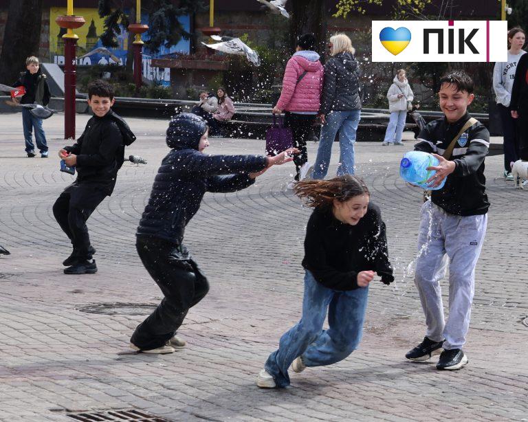 Люди Прикарпаття: Поливаний понеділок в Івано-Франківську (ФОТО) 6 G71A1580 resize