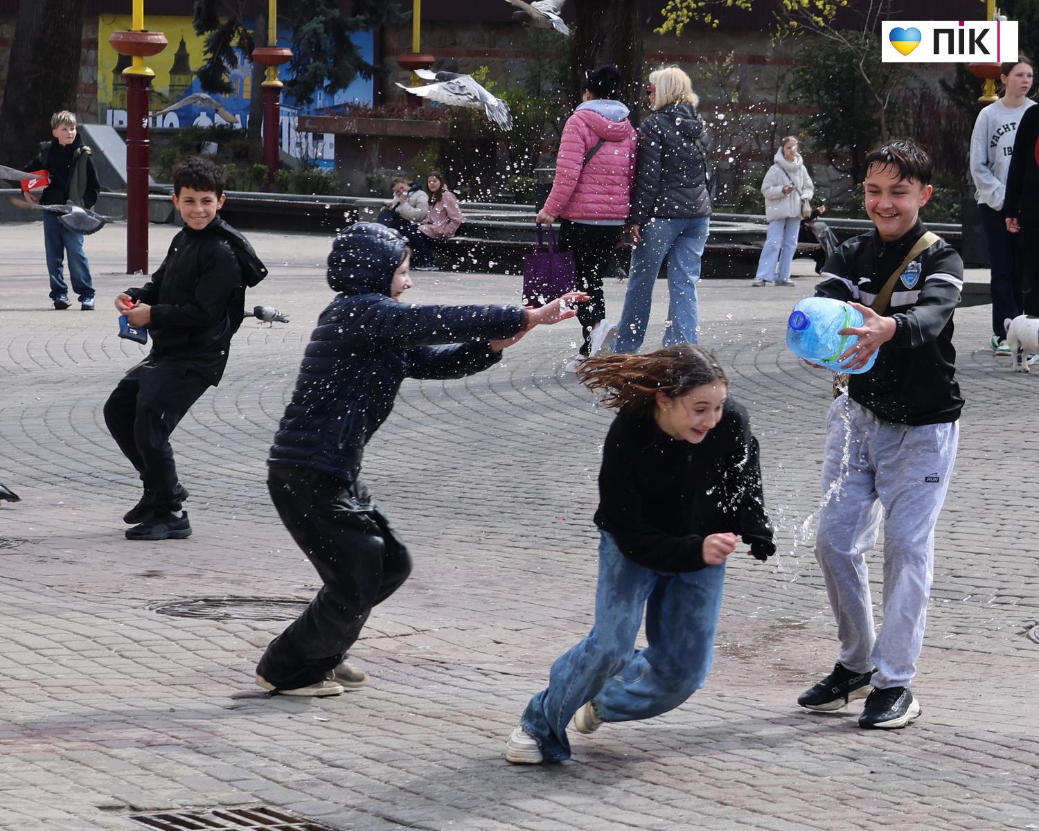 Люди Прикарпаття: Поливаний понеділок в Івано-Франківську (ФОТО) 1 G71A1580 resize