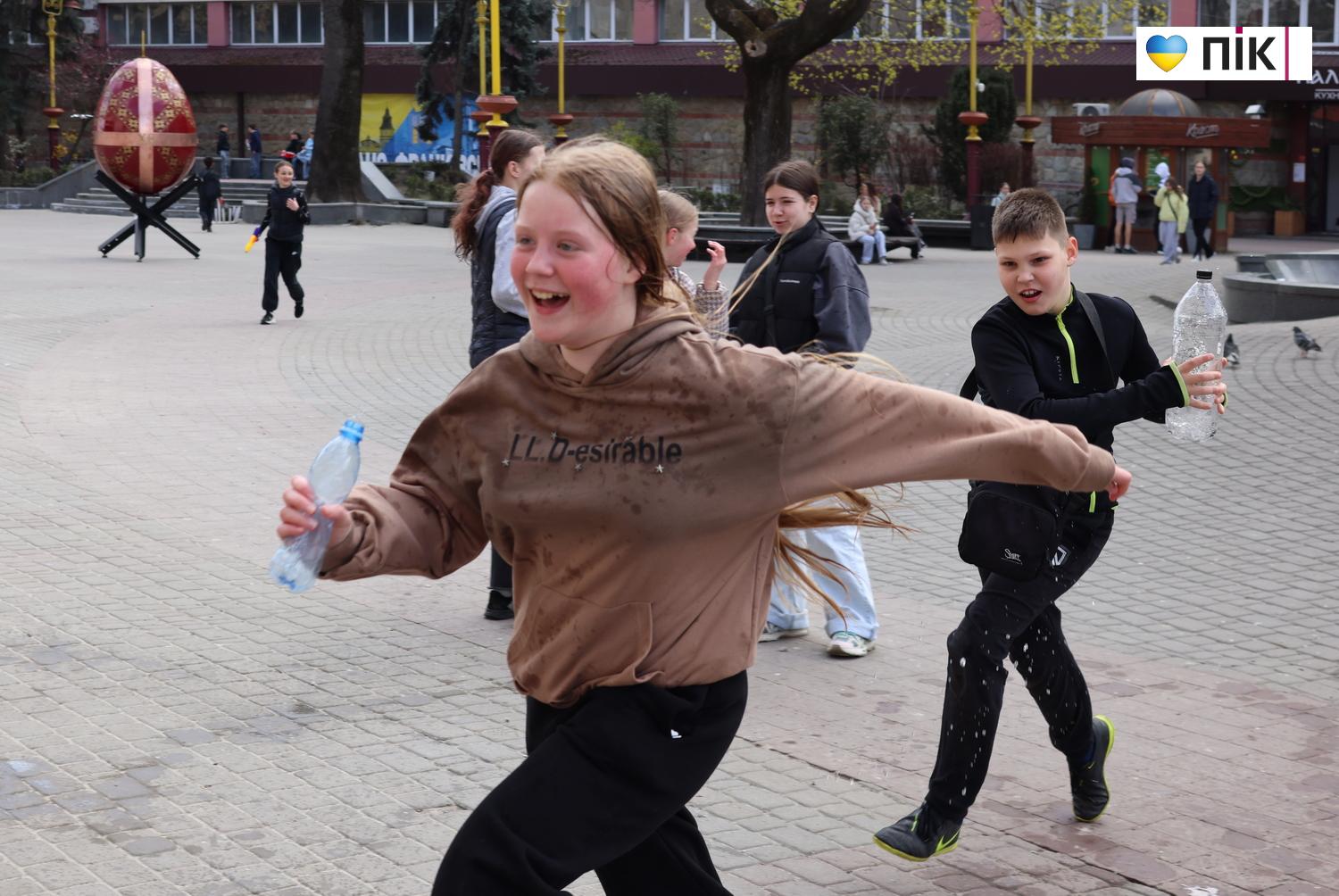 Люди Прикарпаття: Поливаний понеділок в Івано-Франківську (ФОТО) 7 G71A1714 resize