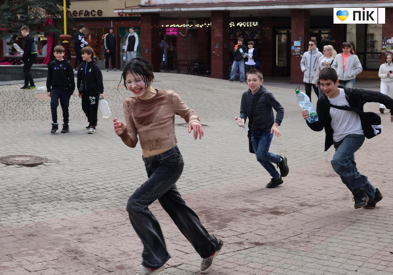 Люди Прикарпаття: Поливаний понеділок в Івано-Франківську (ФОТО) 18 G71A1770 resize