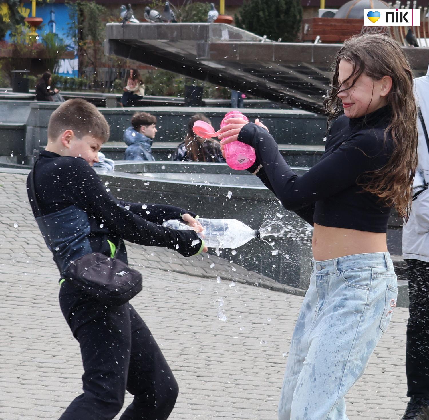 Люди Прикарпаття: Поливаний понеділок в Івано-Франківську (ФОТО) 10 G71A1832 resize