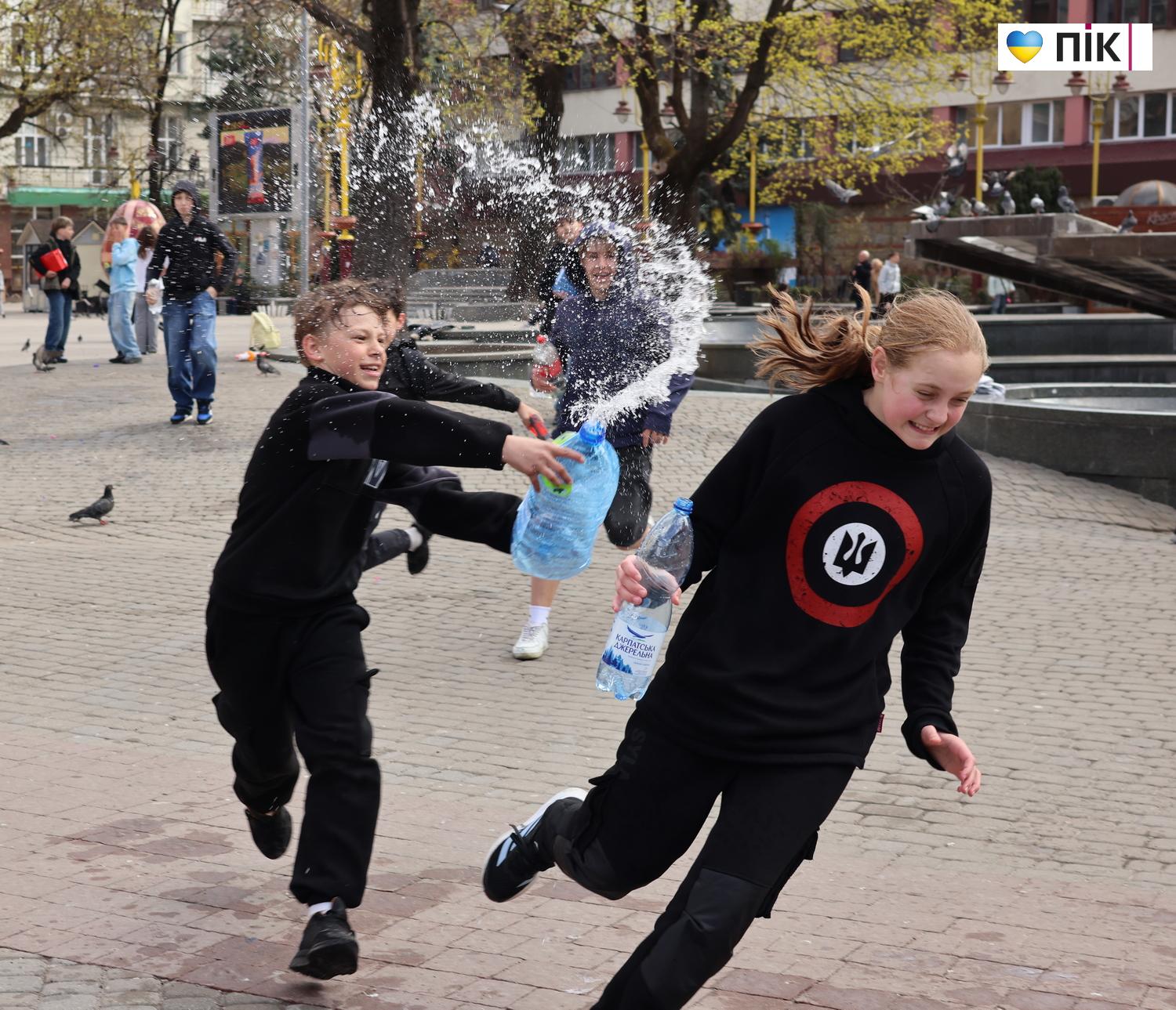 Люди Прикарпаття: Поливаний понеділок в Івано-Франківську (ФОТО) 21 G71A1900 resize