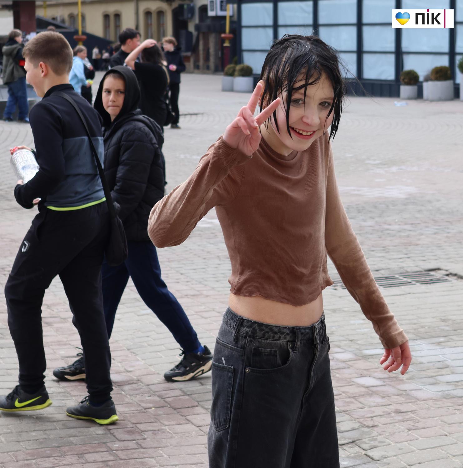 Люди Прикарпаття: Поливаний понеділок в Івано-Франківську (ФОТО) 9 G71A2055 resize