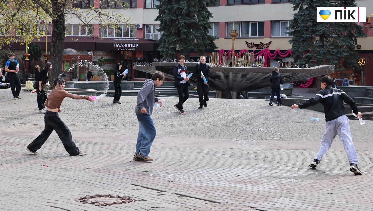 Люди Прикарпаття: Поливаний понеділок в Івано-Франківську (ФОТО) 22 G71A2090 resize