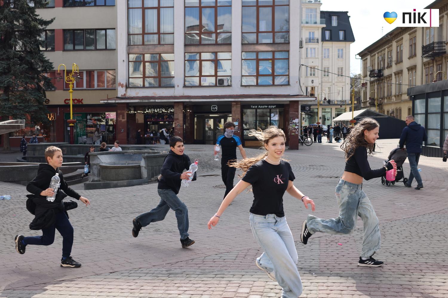 Люди Прикарпаття: Поливаний понеділок в Івано-Франківську (ФОТО) 6 G71A2121 resize