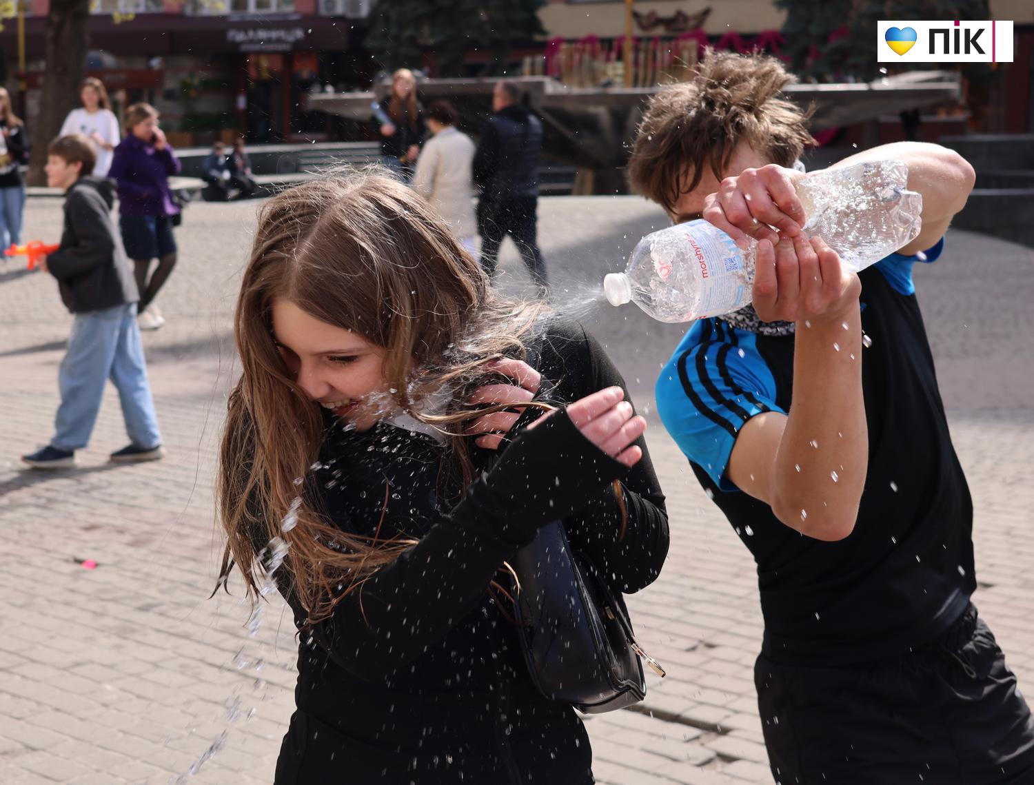 Люди Прикарпаття: Поливаний понеділок в Івано-Франківську (ФОТО) 23 G71A2619 resize