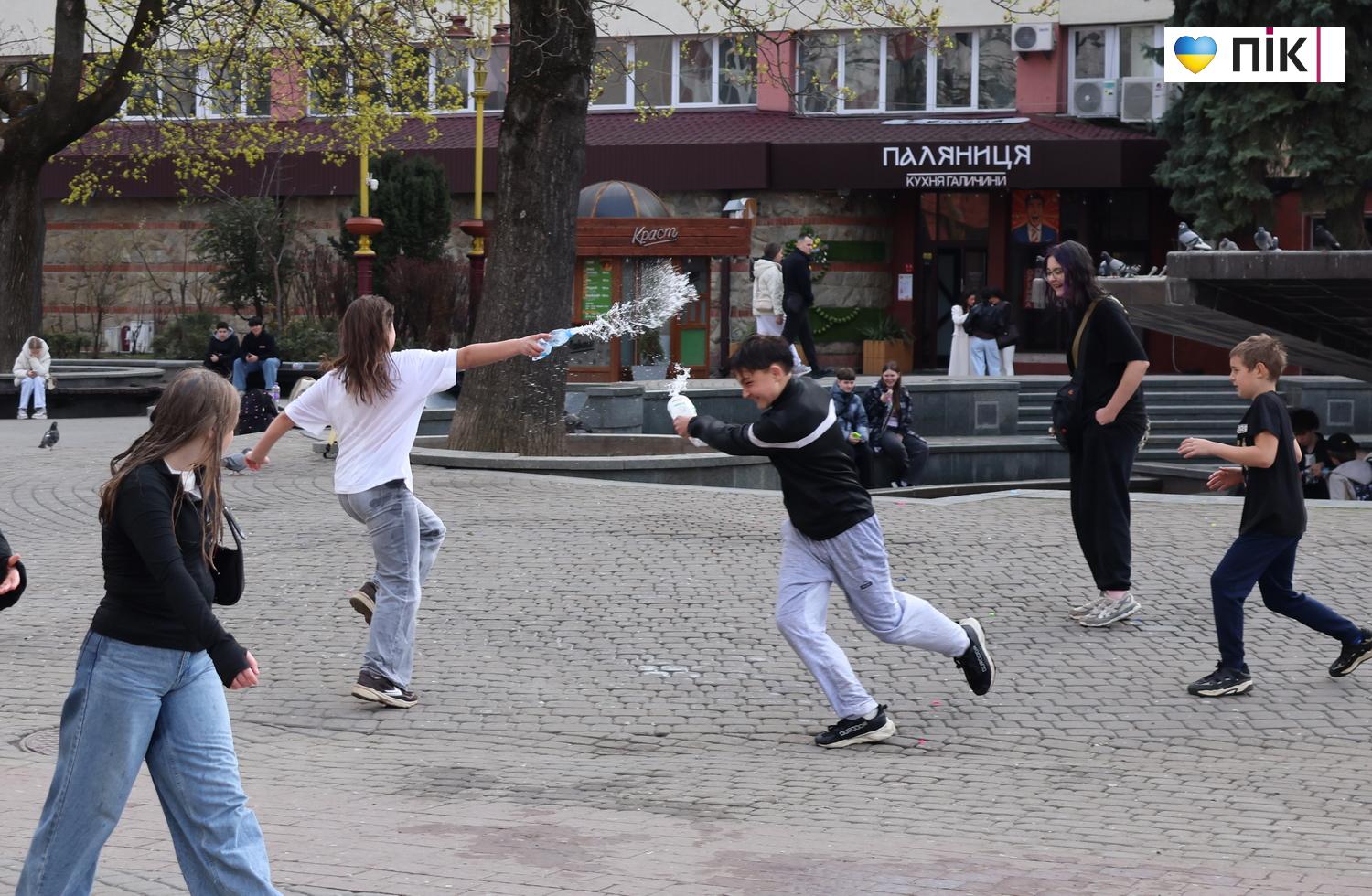 Люди Прикарпаття: Поливаний понеділок в Івано-Франківську (ФОТО) 16 G71A2691 resize